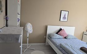Quarto familiar com cama de casal apenas para casais e raparigas Não há homens solteiro Family room with double bed for couples&girls only No individual men allows